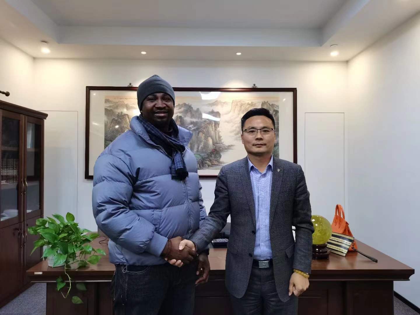 �����L(zh��ng)��ѩ���c��������һ��һ·���޽�(j��ng)��(j��)���M(j��n)��(hu��)�W����(k��).�J����.Ӣ�Zɭ��